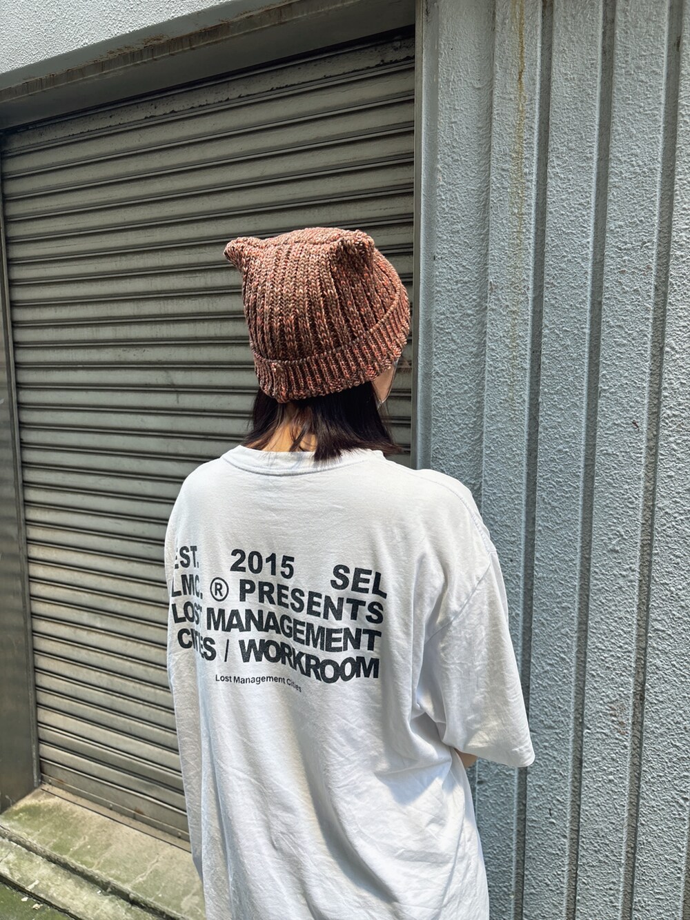 「韓国ファッション、夏服、猫耳、ネコミミ、ねこみみニット帽、override 、厚底シューズ、白Tシャツ、スニーカー、プチプラ」｜「LMCのWORKROOM TEE（Tシャツ/カットソー、ホワイト系）」を使った、ももさん（レディース・162cm）の夏コーディネートの4枚目の写真
