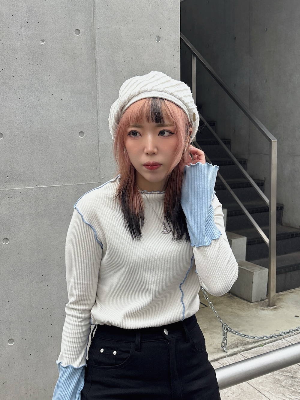 「デニム、厚底ブーツ、フレアパンツ、kaorinomori、Kaorinomori、ベレー帽、ベレー、カジュアル、カジュアルコーデ、カジュアルスタイル」｜「Lallanaのポケットフリルパンツ（デニムパンツ、ブラック系）」を使った、ももさん（レディース・162cm）の春コーディネートの2枚目の写真