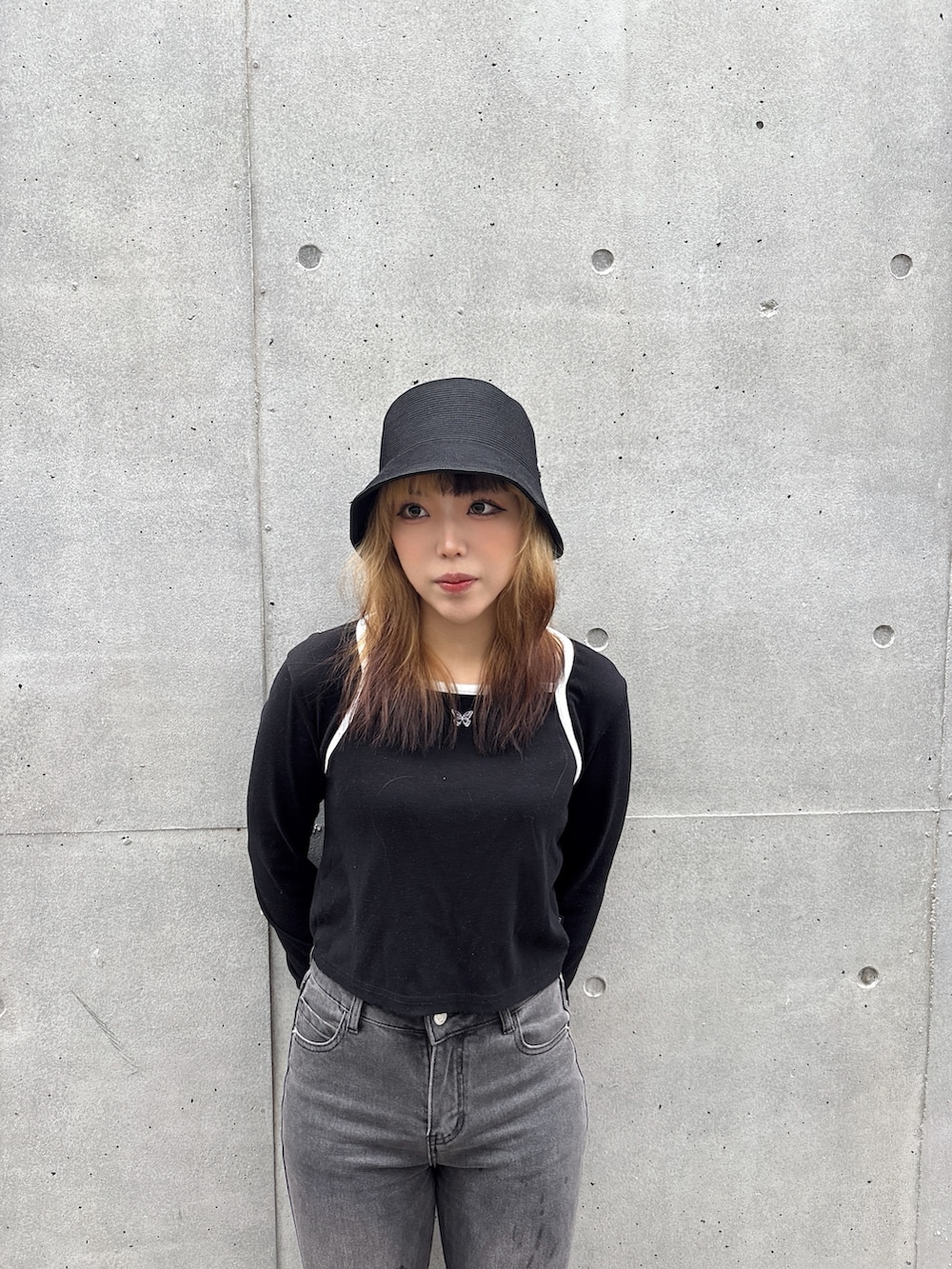 「韓国ファッション、春夏コーデ、デニム、デニムパンツ、Chapeau d’ O、override、override 、OVERRIDE、スニーカー、厚底シューズ」｜「me+em selectの【 ３size 】レッグカバーワイドロールアップストレッチブラックデニム ／ leg cover wide roll-up stretch black denim（デニムパンツ、ブラック系）」を使った、ももさん（レディース・162cm）の春コーディネートの2枚目の写真