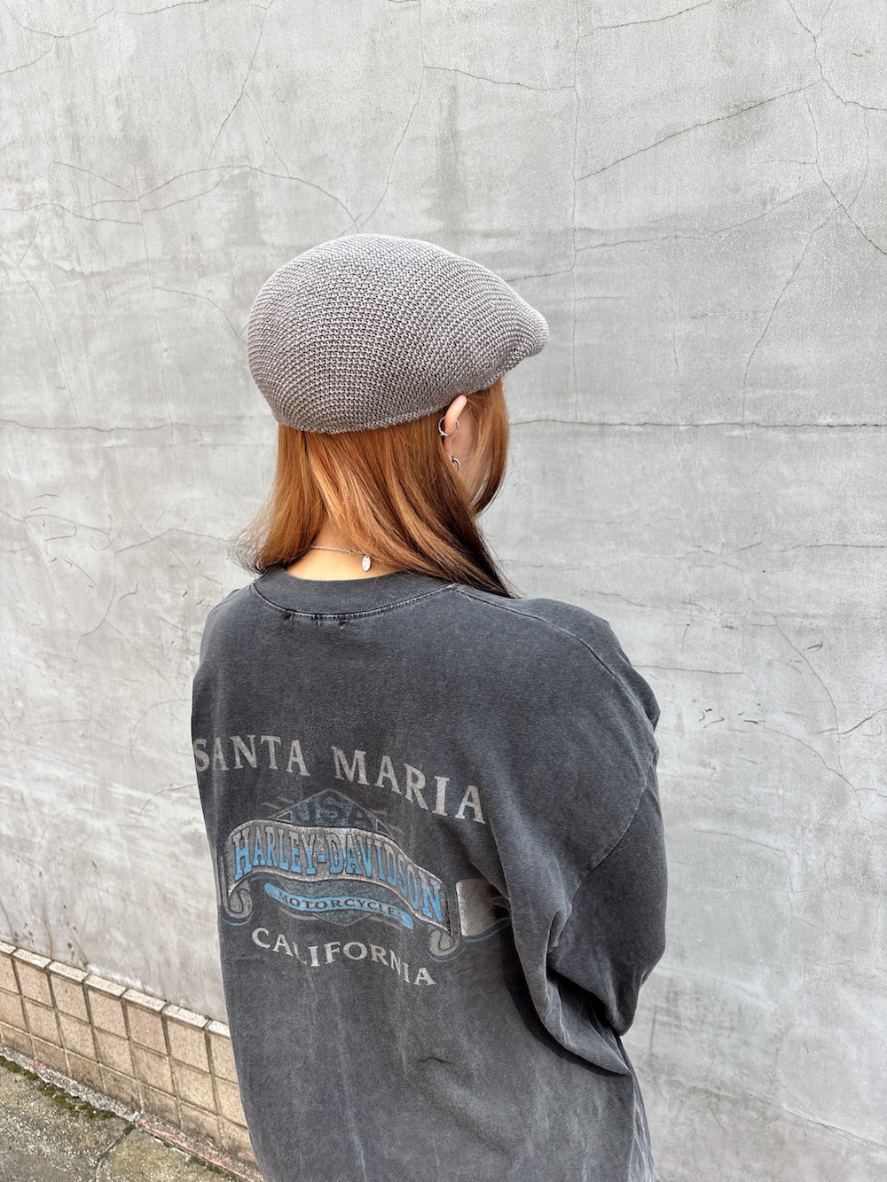 「パンツコーデ、ラクチンコーデ、カジュアルスタイル、ロンT、ハンチング、override、override 、OVERRIDE、春服、スニーカー」｜「me+em selectの【 ４size ／ ２color 】ダメージドッキンググラデーションヴィンテージルーズデニム（デニムパンツ、ブラック系）」を使った、ももさん（レディース・162cm）の春コーディネートの4枚目の写真