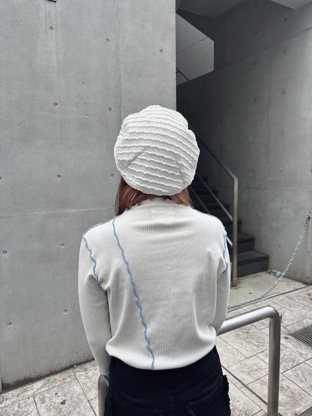 「デニム、厚底ブーツ、フレアパンツ、kaorinomori、Kaorinomori、ベレー帽、ベレー、カジュアル、カジュアルコーデ、カジュアルスタイル」｜「Lallanaのポケットフリルパンツ（デニムパンツ、ブラック系）」を使った、ももさん（レディース・162cm）の春コーディネートの4枚目の写真