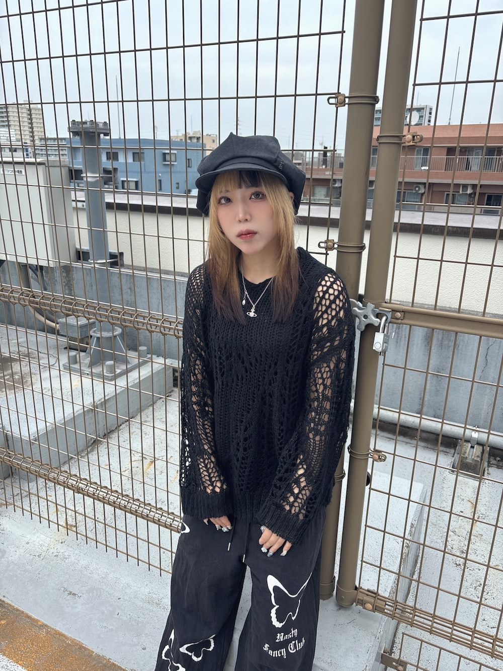「override 、override、OVERRIDE、arth、キャスケット、キャスケットコーデ、モノトーン、モノトーンコーデ、スウェット、スウェットパンツ、ローファー」｜「FANCY CLUBのA'GEM/9 × .kom『NASTY FANCY CLUB/ナスティーファンシークラブ』/NAVID JOGRER SWEATPANTS/ジョガースウェットパンツ（スウェットパンツ、ブラック系）」を使った、ももさん（レディース・162cm）の春コーディネートの2枚目の写真