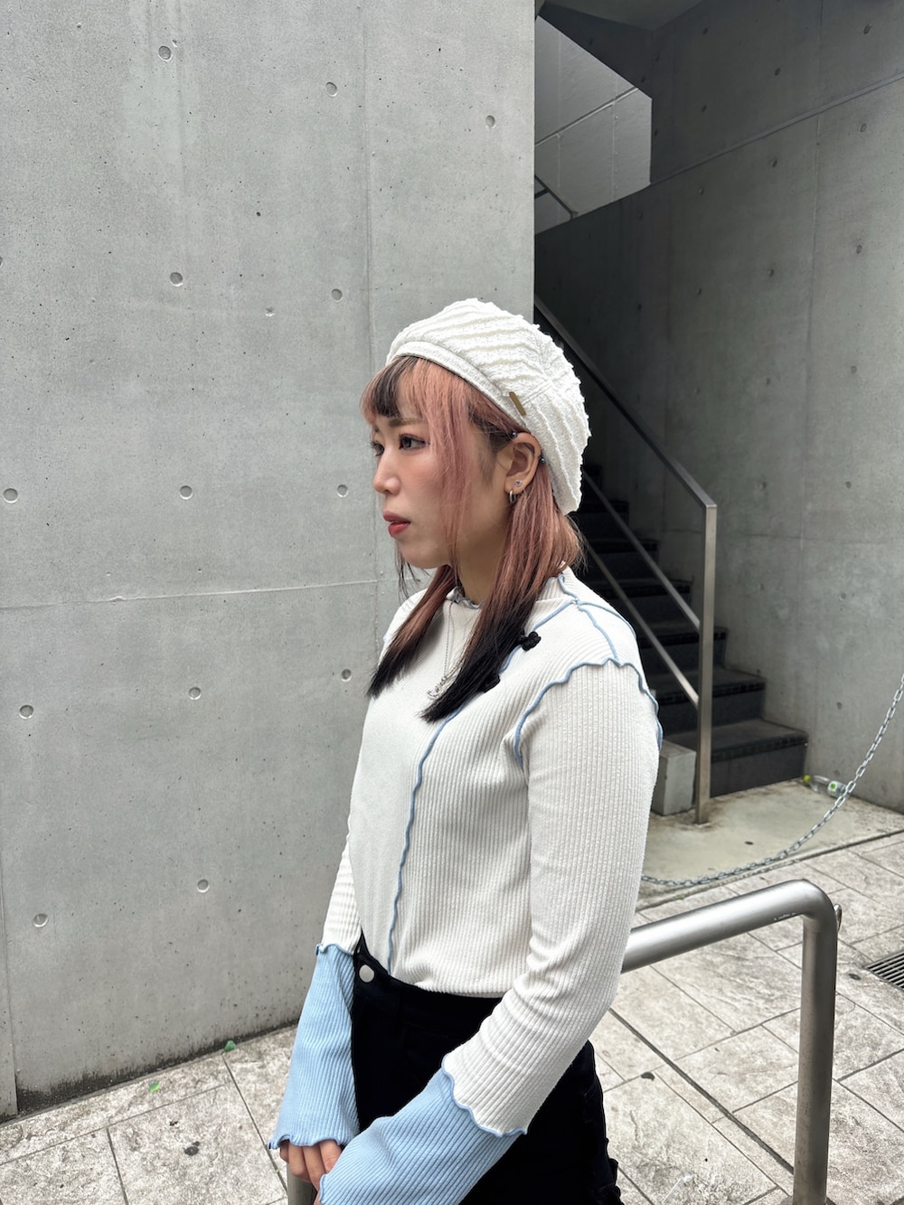 「デニム、厚底ブーツ、フレアパンツ、kaorinomori、Kaorinomori、ベレー帽、ベレー、カジュアル、カジュアルコーデ、カジュアルスタイル」｜「Lallanaのポケットフリルパンツ（デニムパンツ、ブラック系）」を使った、ももさん（レディース・162cm）の春コーディネートの3枚目の写真