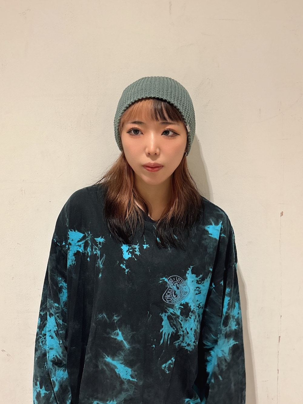 「デニム、デニムパンツ、ビーニー帽、ビーニー、ニット帽、ニット帽コーデ、override、override 、OVERRIDE、ラクチンコーデ」｜「Little sunny biteのlittlesunnybite/リトルサニーバイト/Logo tie dye long tee/タイダイロゴロングスリーブTシャツ（Tシャツ/カットソー、ブルー系）」を使った、ももさん（レディース・162cm）の夏コーディネートの2枚目の写真