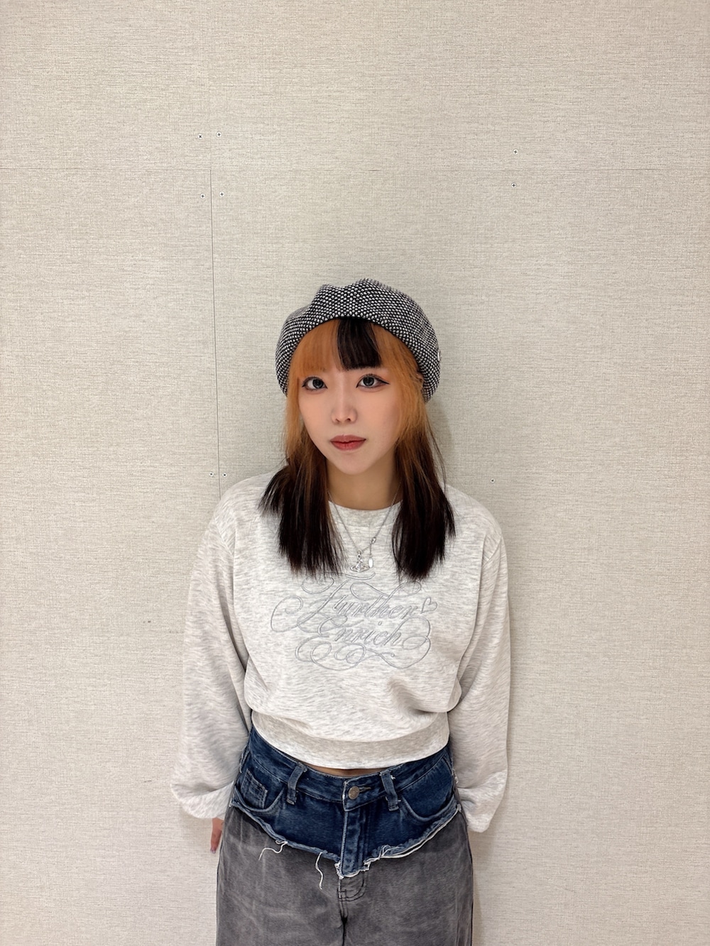 「春服、着回しコーデ、デニム、プチプラ、ラフコーデ、デニムコーデ、override、override 、OVERRIDE、Chapeau d’ O、ベレー、ベレー帽」｜「me+em selectの【 ４size ／ ２color 】ダメージドッキンググラデーションヴィンテージルーズデニム（デニムパンツ、ブラック系）」を使った、ももさん（レディース・162cm）の春コーディネートの2枚目の写真