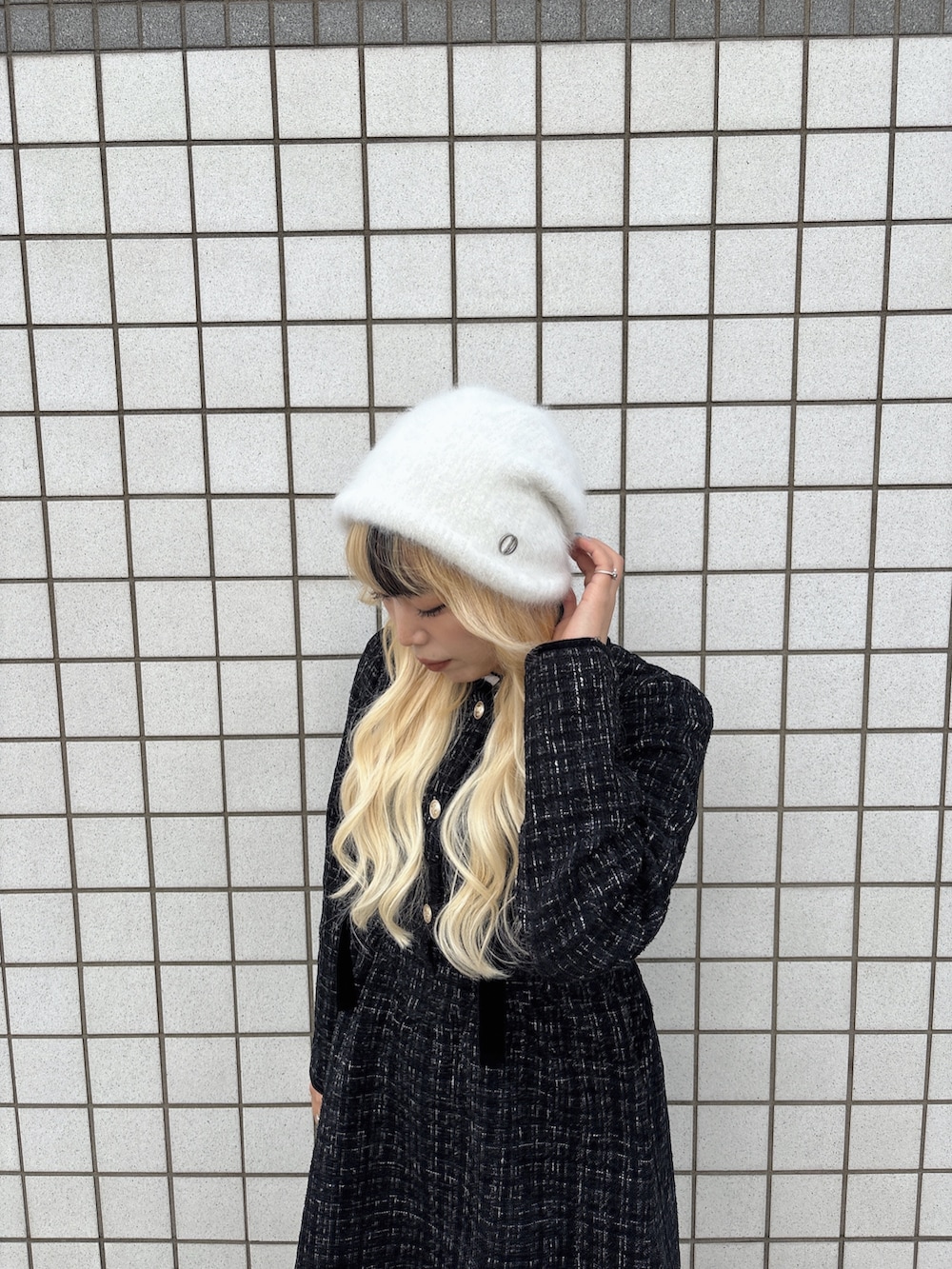 その他のワンピース、ブラック系のブーツ、ホワイト系のハットを着用したレディースの秋コーディネートの3枚目の写真