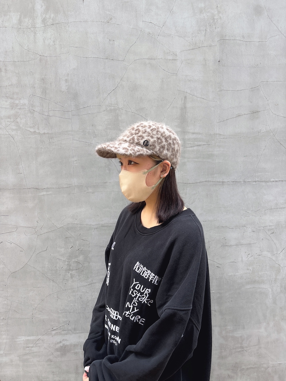 「秋コーデ、キャップ、ファーキャップ、アンゴラ、Chapeau d’ O、override、カジュアル、カジュアルコーデ、秋服、ゆるコーデ」｜「AJOBYAJOの【AJOBYAJO/アジョバイアジョ】Embroidered Logos Sweatshirt/エンボス ロゴスウェット MTM スローガンスウェット（スウェット、ブラック系）」を使った、ももさん（レディース・162cm）の秋コーディネートの3枚目の写真