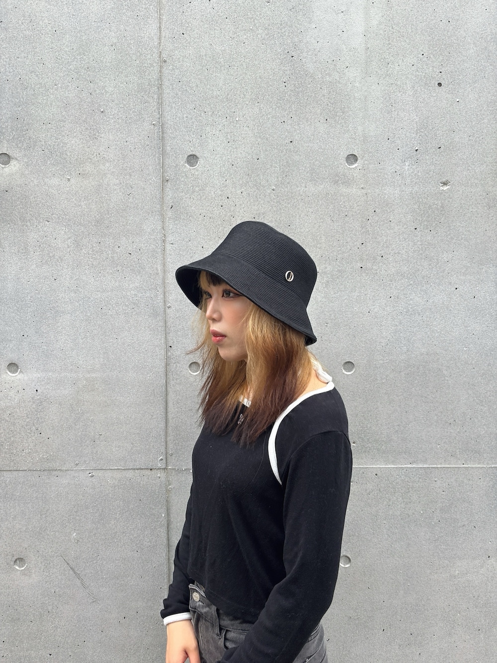 「韓国ファッション、春夏コーデ、デニム、デニムパンツ、Chapeau d’ O、override、override 、OVERRIDE、スニーカー、厚底シューズ」｜「me+em selectの【 ３size 】レッグカバーワイドロールアップストレッチブラックデニム ／ leg cover wide roll-up stretch black denim（デニムパンツ、ブラック系）」を使った、ももさん（レディース・162cm）の春コーディネートの3枚目の写真
