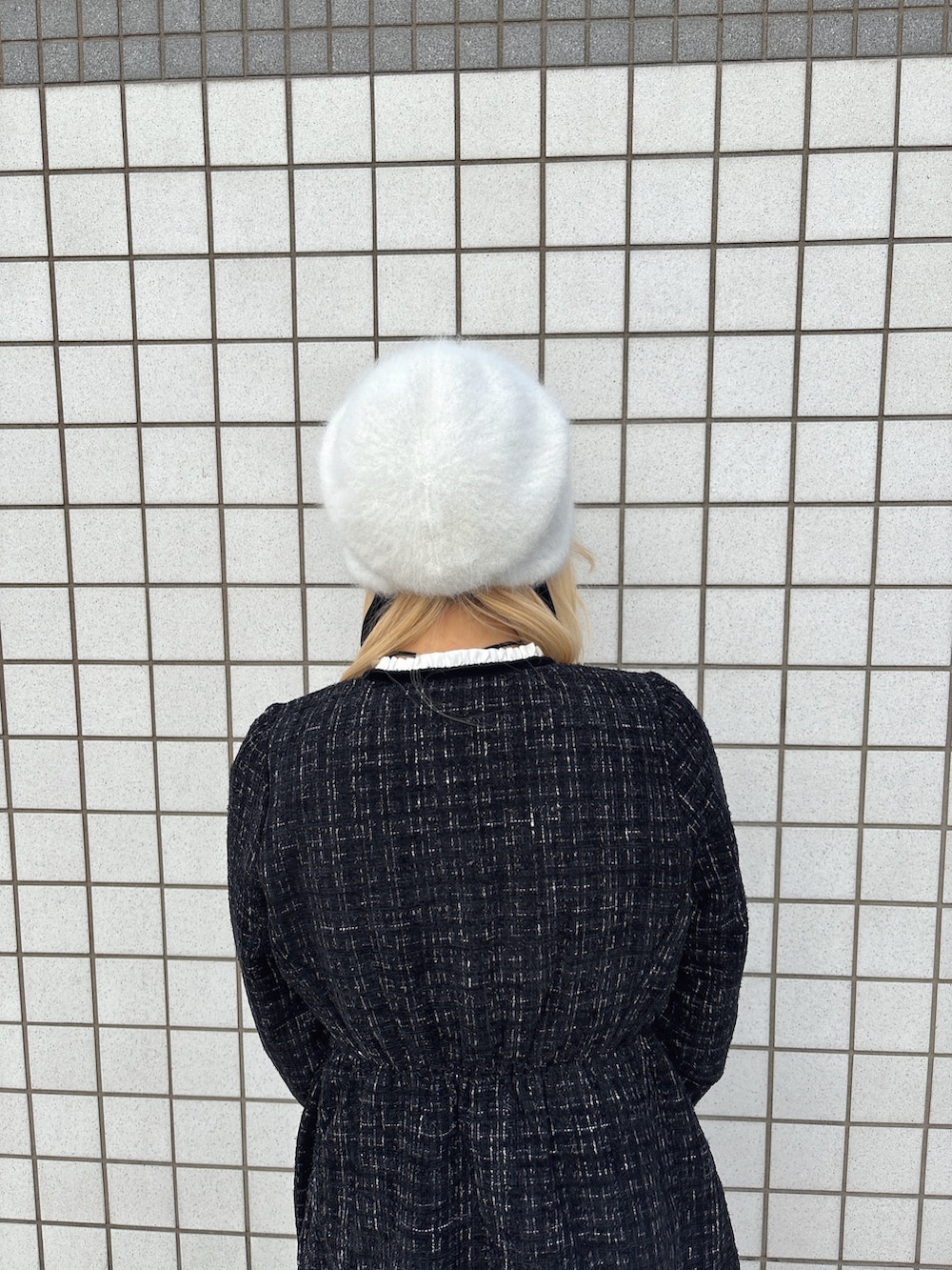 その他のワンピース、ブラック系のブーツ、ホワイト系のハットを着用したレディースの秋コーディネートの4枚目の写真