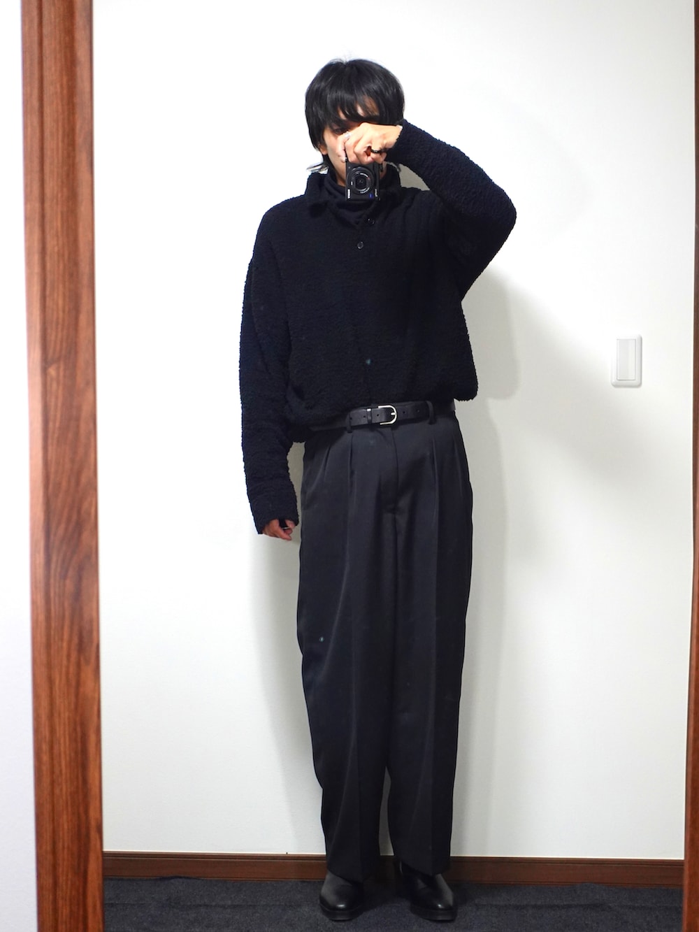 ブラック系のニット/セーター、ブラック系のブルゾン、ブラック系のTシャツ/カットソーを着用したメンズの冬コーディネートの2枚目の写真