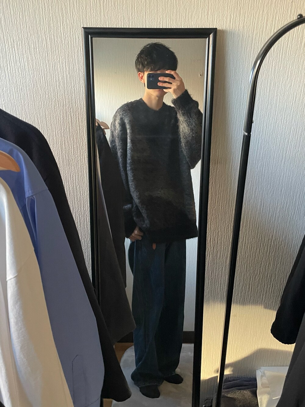 「ファッションを楽しもう、秋コーデ、おでかけコーデ、ビッグシルエット、今日のコーデ、おしゃれさんと繋がりたい、シンプル、休日コーデ、秋服コーデ、冬、デニム、ニット、ファッションの力を信じよう、ブルー」｜「WYM LIDNMのMOHAIR BLEND JACQUARD SHAGGY KNIT（ニット/セーター、グレー系）」を使った、☺︎kazuya☺︎さん（メンズ・175cm）の秋コーディネートの2枚目の写真