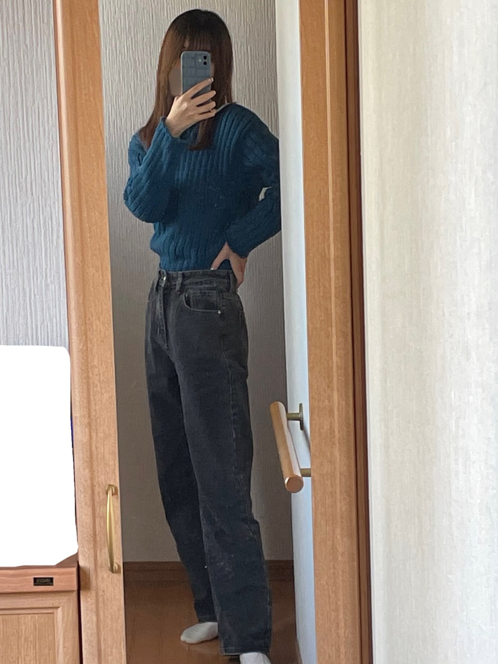 ブラック系のデニムパンツ、ブルー系のニット/セーター、ブラウン系のテーラードジャケットを着用したレディースの冬コーディネートの2枚目の写真