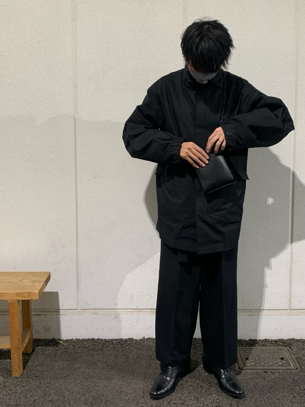 「オールブラック、きれいめカジュアル、モード、ATON、stein、LAD MUSICIAN、キレイめ、ワイドパンツ、革靴、シンプル」｜「ATONのアイテム（ミリタリージャケット、ブラック系）」を使った、Reimaさん（メンズ・175cm）の冬コーディネートの2枚目の写真