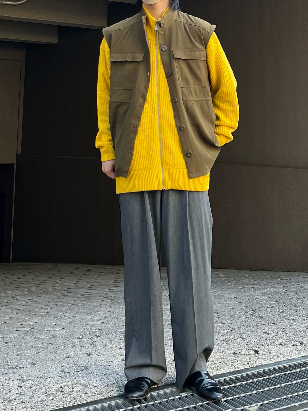 「春服デビュー宣言、ミリタリーコーデ、ミリタリー、ジレ、ベスト、スラックス、タックワイドパンツ、春服、春コーデ、オトナカジュアル、カジュアルコーデ、きれいめカジュアル、綺麗めコーデ」｜「しまむらのアイテム（ベスト、グリーン系）」を使った、だいさん（メンズ・177cm）の春コーディネートの2枚目の写真