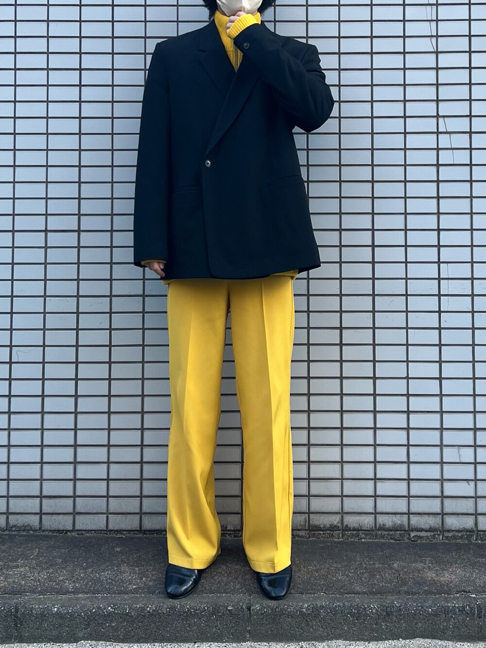 「イエロー、カラーパンツ、ジャケット、テーラードジャケット、レイヤード、レイヤードスタイル、差し色、差し色(黄色)、冬コーデ、秋冬コーデ」｜「ENDER PRODUCTSのビックシルエット 畦編みドライバーズニット 2022 WINTER【ENDER PRODUCTS/エンダープロダクツ】（ニット/セーター、イエロー系）」を使った、だいさん（メンズ・177cm）の冬コーディネートの2枚目の写真