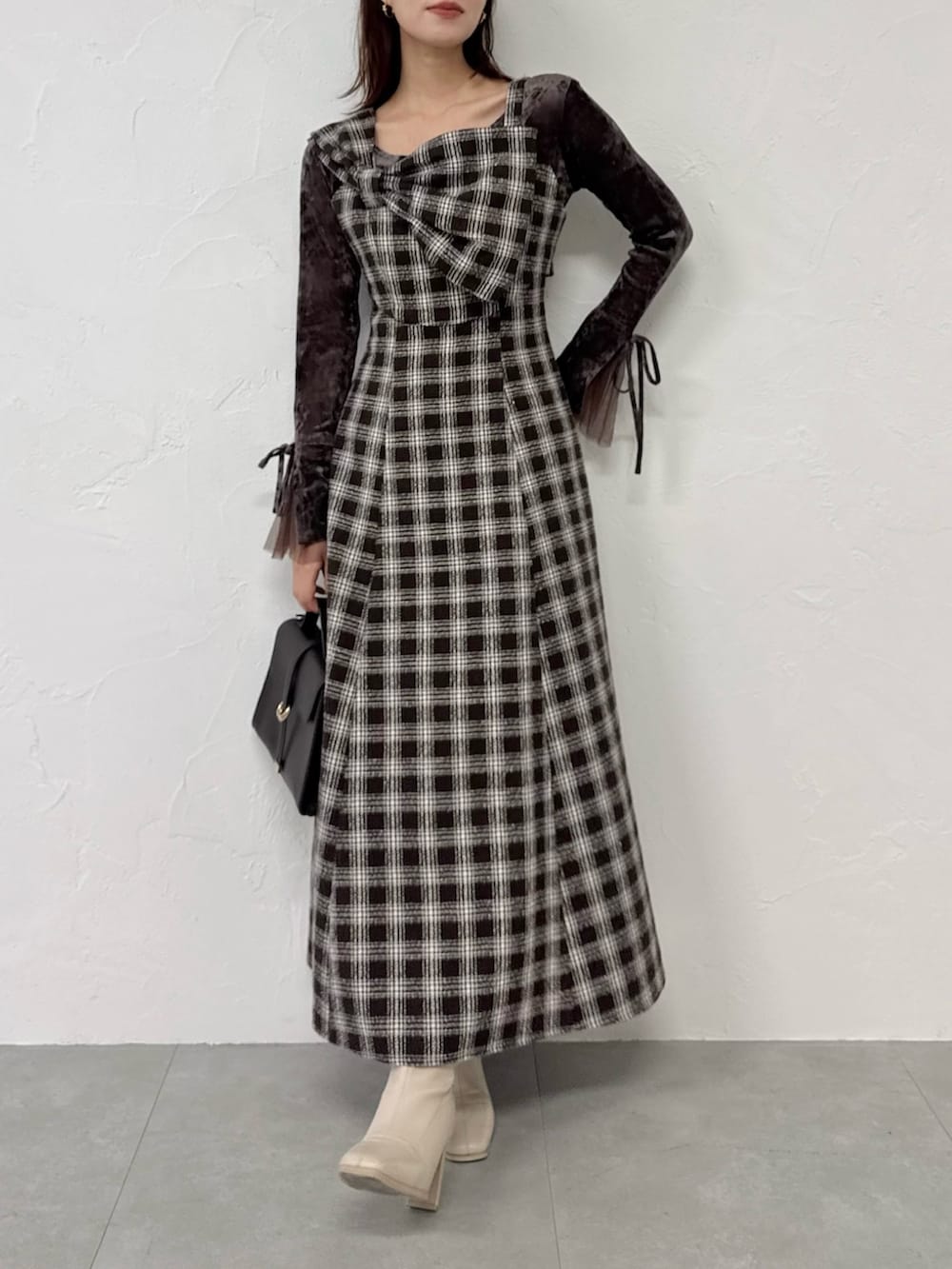 ブラウン系のワンピース、ブラウン系のTシャツ/カットソー、ホワイト系のブーツを着用したレディースの秋コーディネートの3枚目の写真