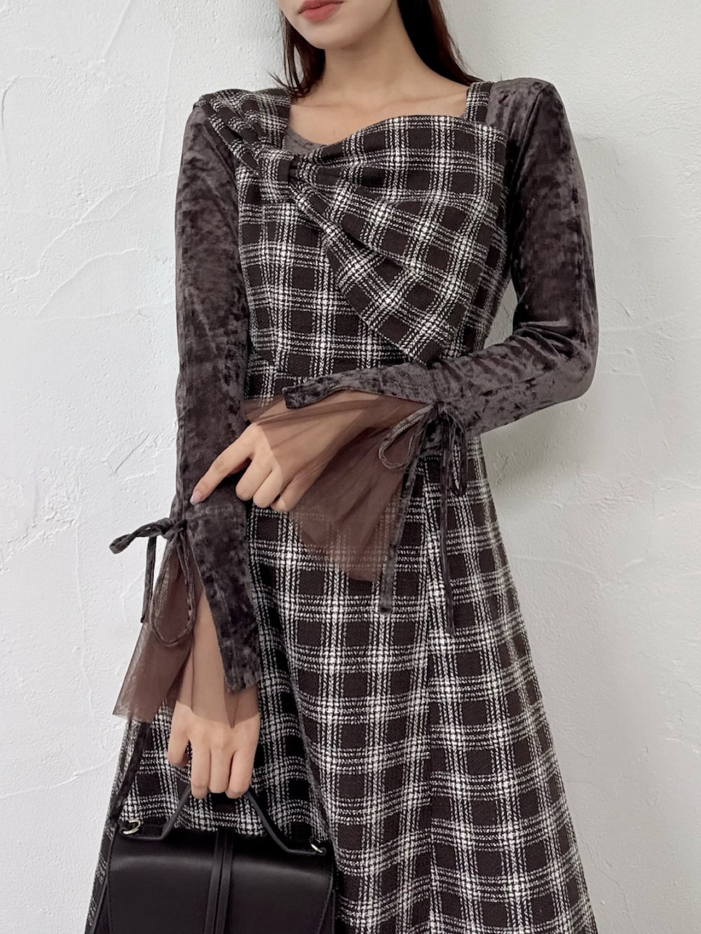 ブラウン系のワンピース、ブラウン系のTシャツ/カットソー、ホワイト系のブーツを着用したレディースの秋コーディネートの7枚目の写真