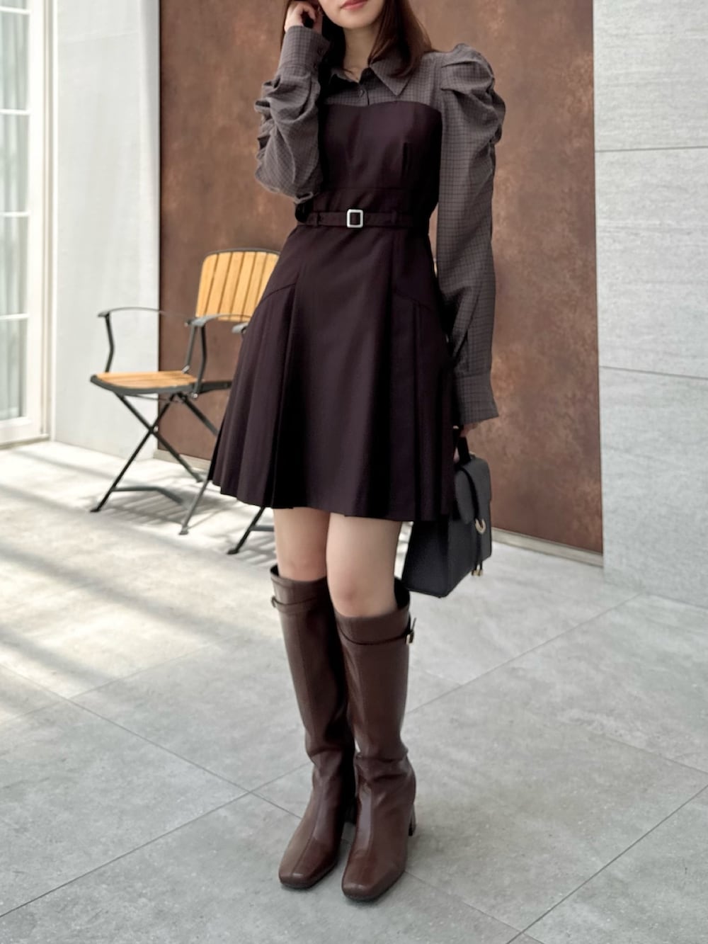 「dazzlinの長袖レイヤードシャツミニワンピース（ワンピース、ブラウン系）」を使った、mikiさん（レディース・153cm）の夏コーディネートの2枚目の写真