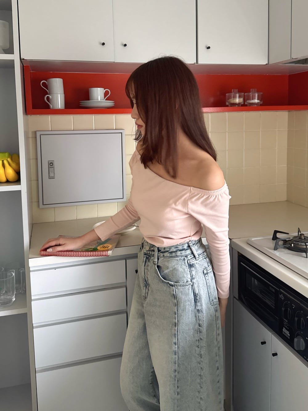 ブルー系のデニムパンツ、ピンク系のインナーウェア/肌着を着用したレディースの秋コーディネートの2枚目の写真