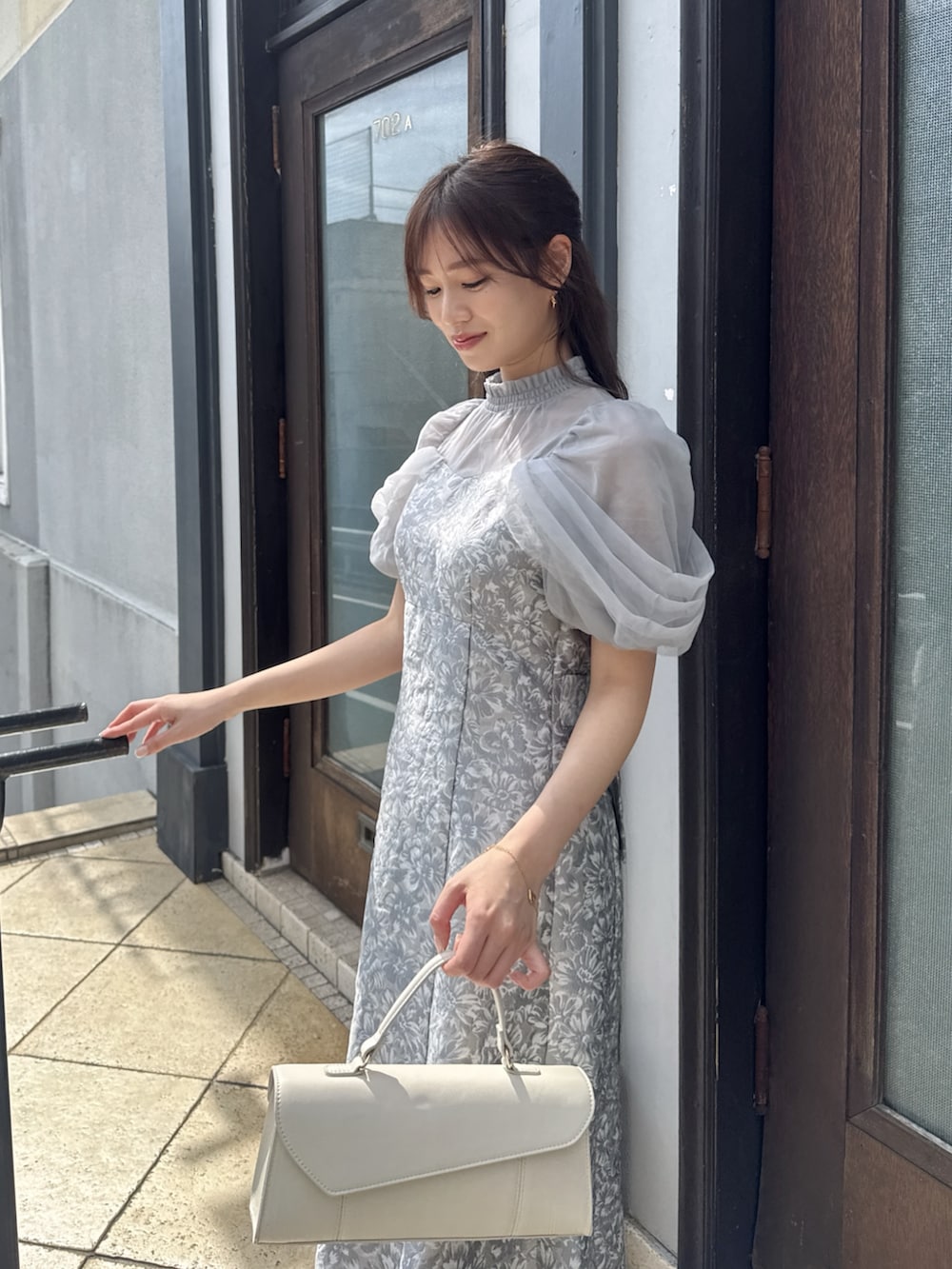 「お呼ばれ、お呼ばれスタイル、お呼ばれコーデ、お呼ばれドレス、お呼ばれワンピ、オケージョン、オケージョンスタイル、オケージョンワンピース、オケージョンドレス、オケージョンコーデ、結婚式、結婚式二次会スタイル、結婚式 ワンピース、結婚式コーデ、結婚式スタイル」｜「dazzlinのシアーベールジャガードワンピース（ドレス、グレー系）」を使った、mikiさん（レディース・153cm）の春コーディネートの9枚目の写真