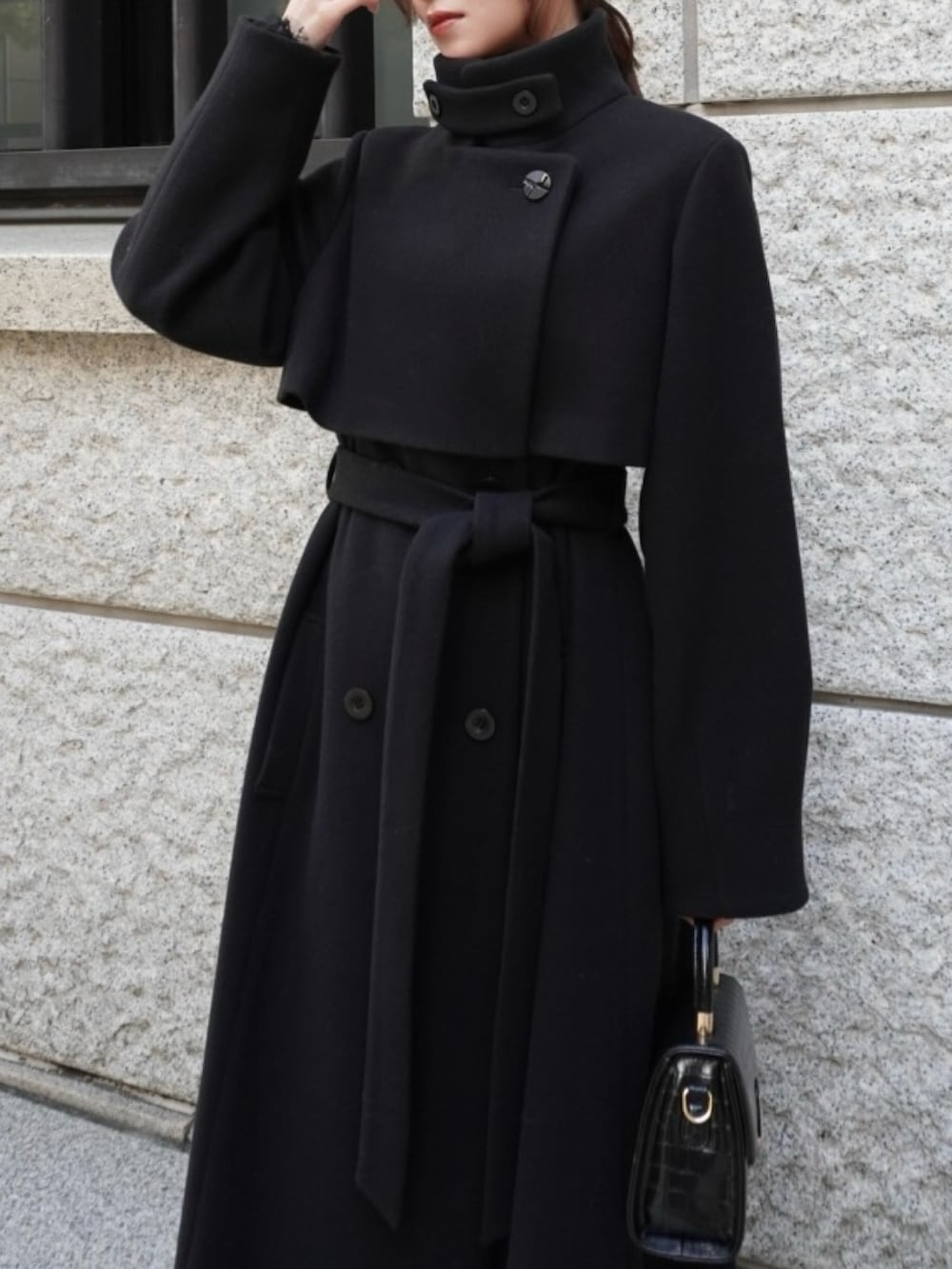 「ブラックコーデ、ブラック、ロングコート、ワントーンコーデ、モノトーンコーデ、クリスマスに着たい服、オフィスコーデ、オフィススタイル、韓国ファッション、女子会、モノトーン」｜「dazzlinの2WAYカラーレディコート【スタンドカラー可】（その他アウター、ブラック系）」を使った、mikiさん（レディース・153cm）の冬コーディネートの6枚目の写真