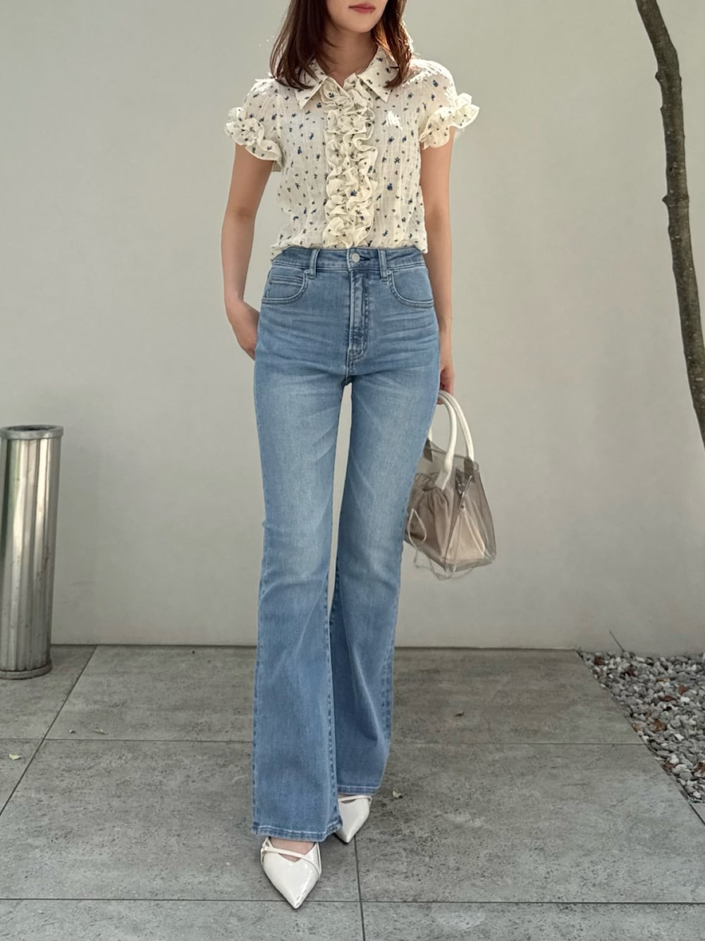 「デニム、デニムコーデ、ブラウス、ブラウス×デニム、ブラウスコーデ、花柄」｜「dazzlinの【吉田朱里】メイクアップフレアデニムパンツ（デニムパンツ、ブルー系）」を使った、mikiさん（レディース・153cm）の夏コーディネートの2枚目の写真