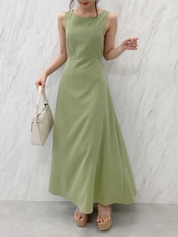 グリーン系のワンピース、その他のサンダルを着用したレディースの春コーディネートの2枚目の写真