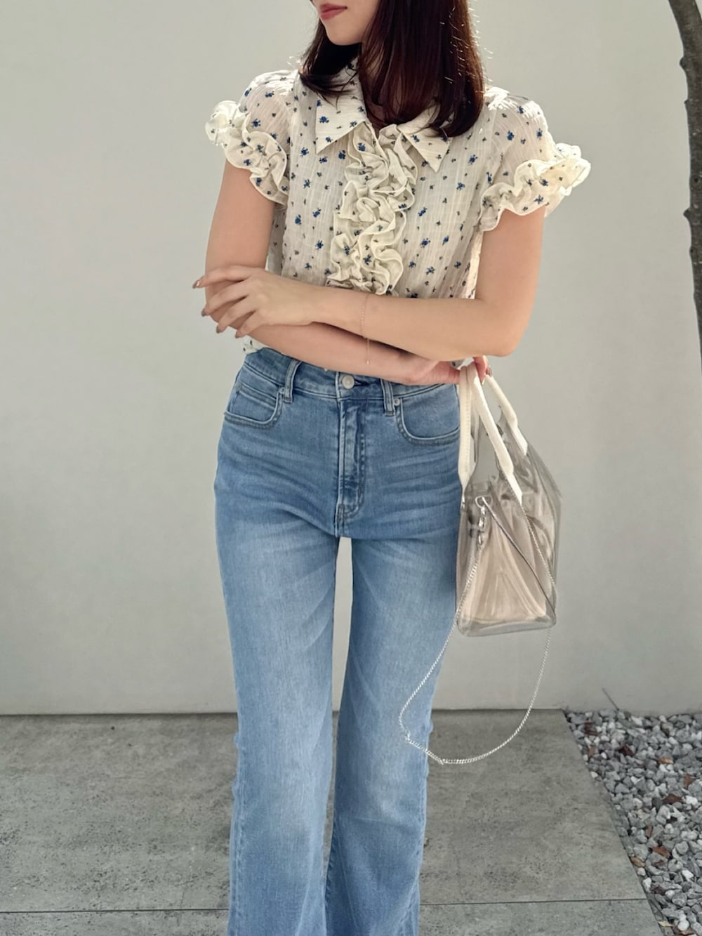 「デニム、デニムコーデ、ブラウス、ブラウス×デニム、ブラウスコーデ、花柄」｜「dazzlinの【吉田朱里】メイクアップフレアデニムパンツ（デニムパンツ、ブルー系）」を使った、mikiさん（レディース・153cm）の夏コーディネートの7枚目の写真