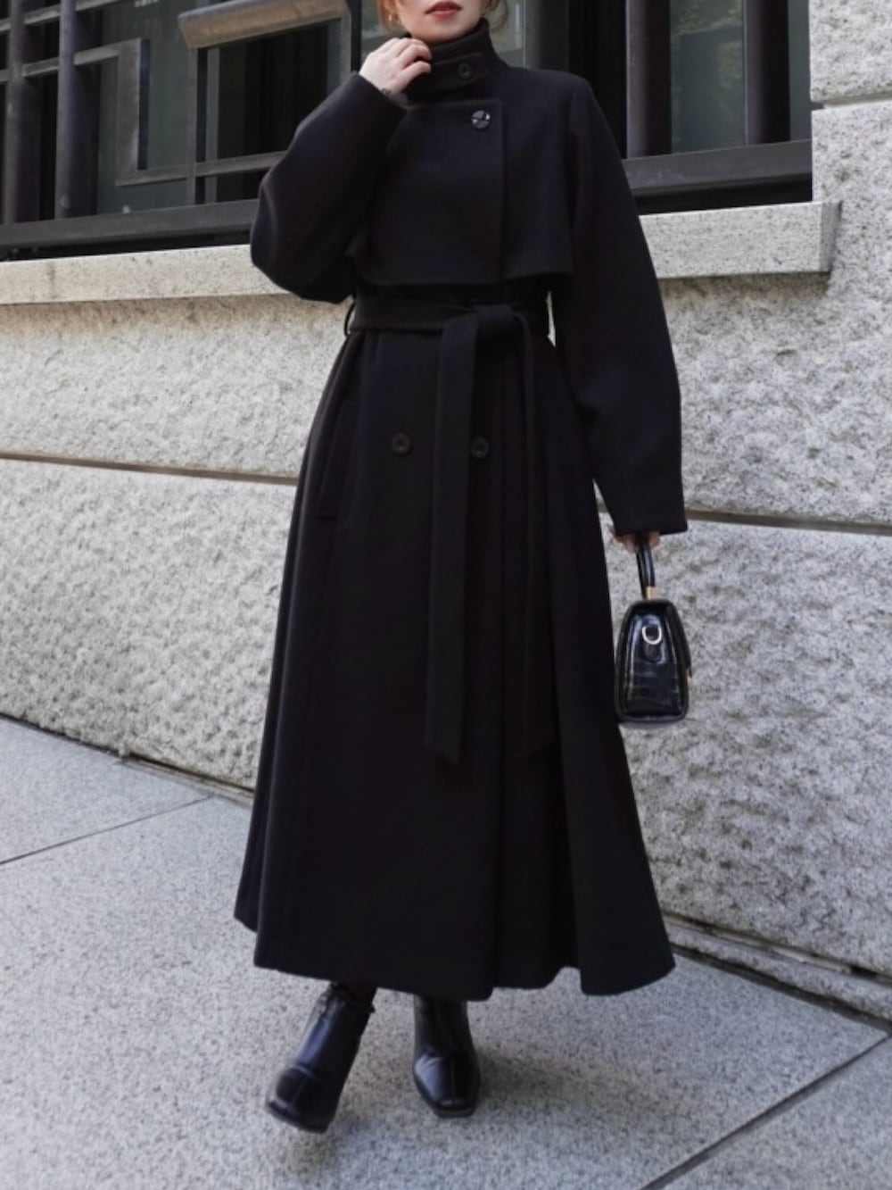 「ブラックコーデ、ブラック、ロングコート、ワントーンコーデ、モノトーンコーデ、クリスマスに着たい服、オフィスコーデ、オフィススタイル、韓国ファッション、女子会、モノトーン」｜「dazzlinの2WAYカラーレディコート【スタンドカラー可】（その他アウター、ブラック系）」を使った、mikiさん（レディース・153cm）の冬コーディネートの3枚目の写真