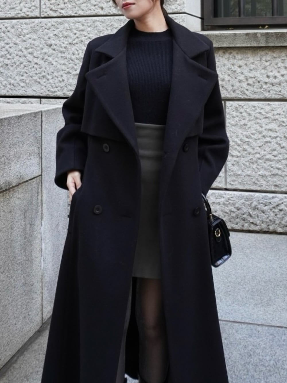 「ブラックコーデ、ブラック、ロングコート、ワントーンコーデ、モノトーンコーデ、クリスマスに着たい服、オフィスコーデ、オフィススタイル、韓国ファッション、女子会、モノトーン」｜「dazzlinの2WAYカラーレディコート【スタンドカラー可】（その他アウター、ブラック系）」を使った、mikiさん（レディース・153cm）の冬コーディネートの5枚目の写真