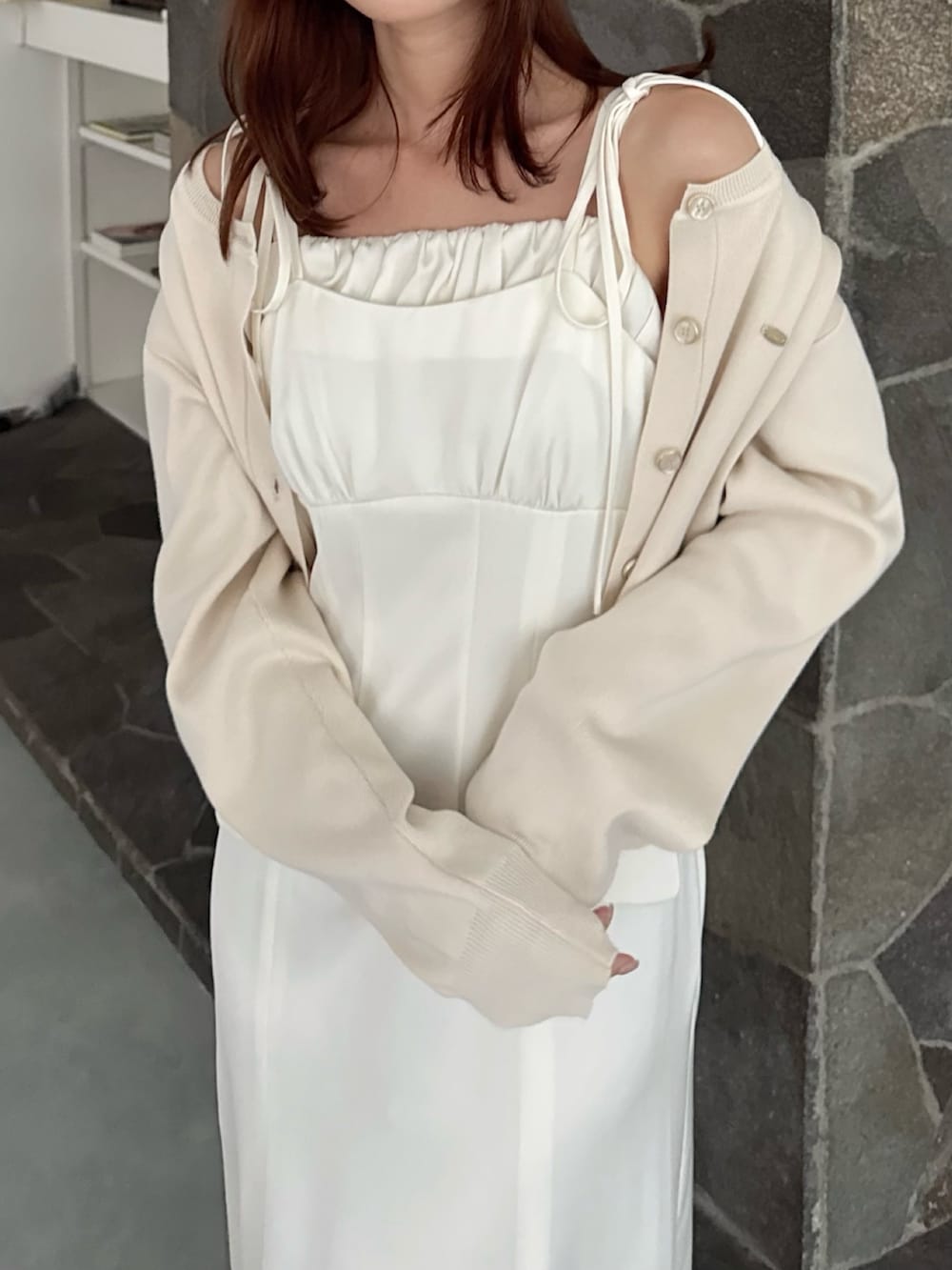 ホワイト系のワンピース、ホワイト系のカーディガン/ボレロを着用したレディースの夏コーディネートの5枚目の写真