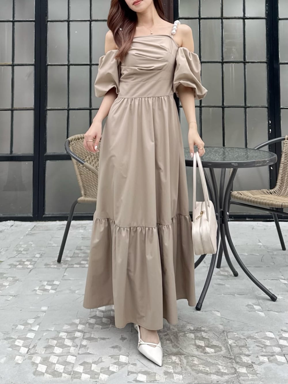 「ワンピ、ワンピース、ワンピーススタイル、ワンピースコーデ、ベージュ、ベージュコーデ」｜「dazzlinの【吉田朱里】パール2wayボリュームワンピース（ワンピース、ベージュ系）」を使った、mikiさん（レディース・153cm）の夏コーディネートの4枚目の写真