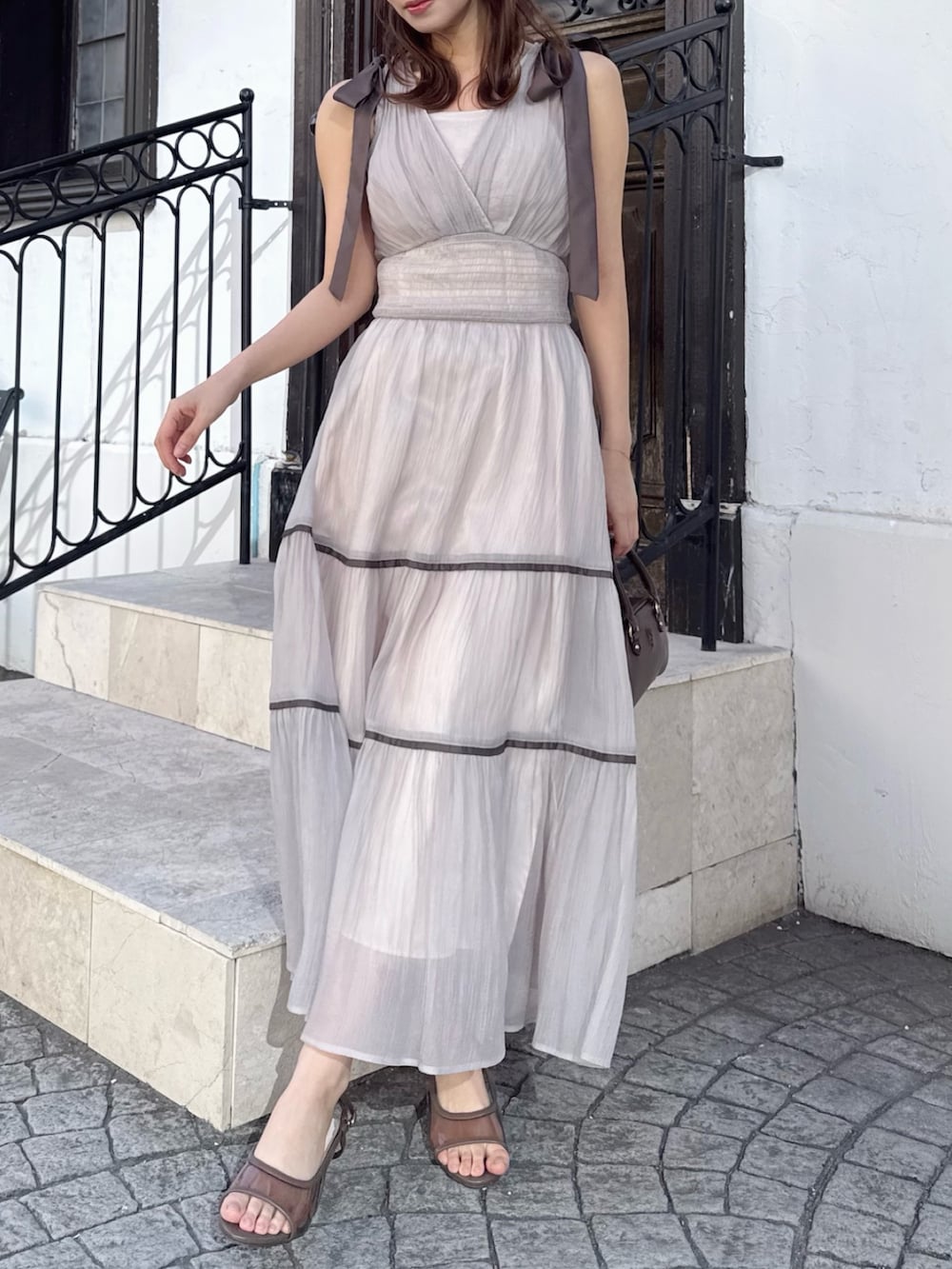 ベージュ系のワンピースを着用したレディースの春コーディネートの4枚目の写真