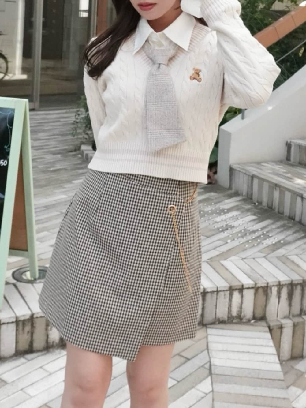 「くまニット、プレッピー、韓国ファッション、通学コーデ、通学スタイル、淡色コーデ、秋コーデ、秋服準備はじめました、デートコーデ、スクールガール、スクールコーデ、シャツスタイル」｜「dazzlinの【POLO BCS コラボ】シャツドッキングケーブルニットトップス（ニット/セーター、ホワイト系）」を使った、mikiさん（レディース・153cm）の秋コーディネートの4枚目の写真