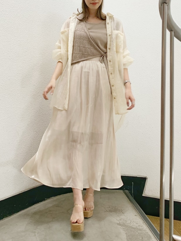 ベージュ系のスカート、その他のサンダル、ベージュ系のニット/セーターを着用したレディースの夏コーディネートの5枚目の写真