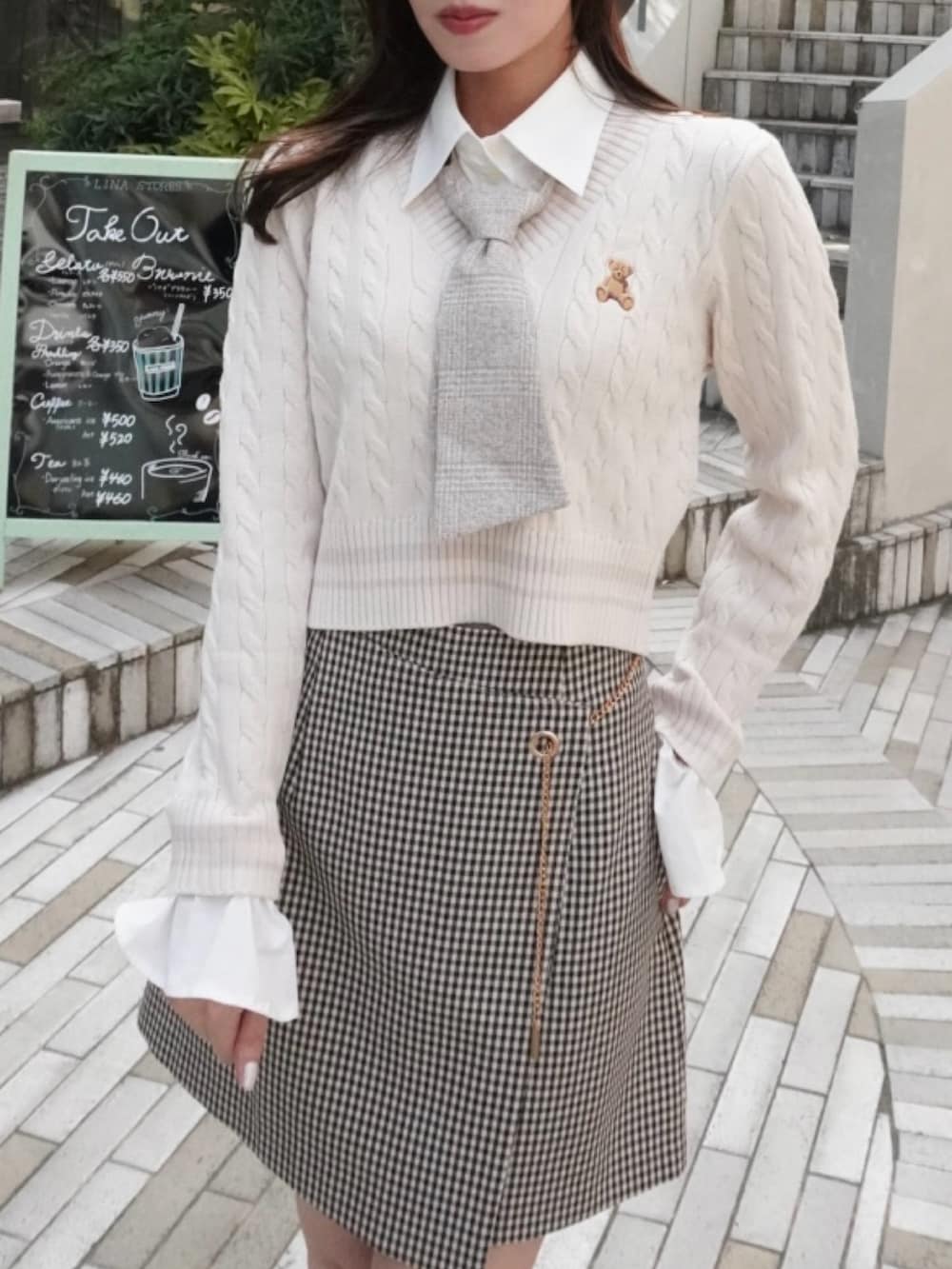 「くまニット、プレッピー、韓国ファッション、通学コーデ、通学スタイル、淡色コーデ、秋コーデ、秋服準備はじめました、デートコーデ、スクールガール、スクールコーデ、シャツスタイル」｜「dazzlinの【POLO BCS コラボ】シャツドッキングケーブルニットトップス（ニット/セーター、ホワイト系）」を使った、mikiさん（レディース・153cm）の秋コーディネートの3枚目の写真