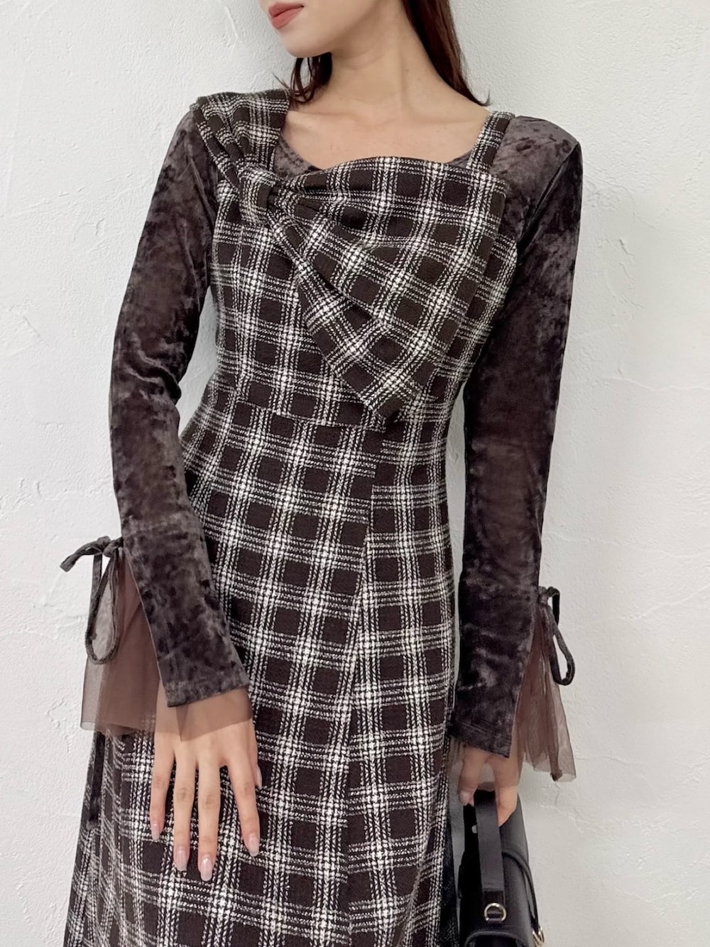 ブラウン系のワンピース、ブラウン系のTシャツ/カットソー、ホワイト系のブーツを着用したレディースの秋コーディネートの9枚目の写真