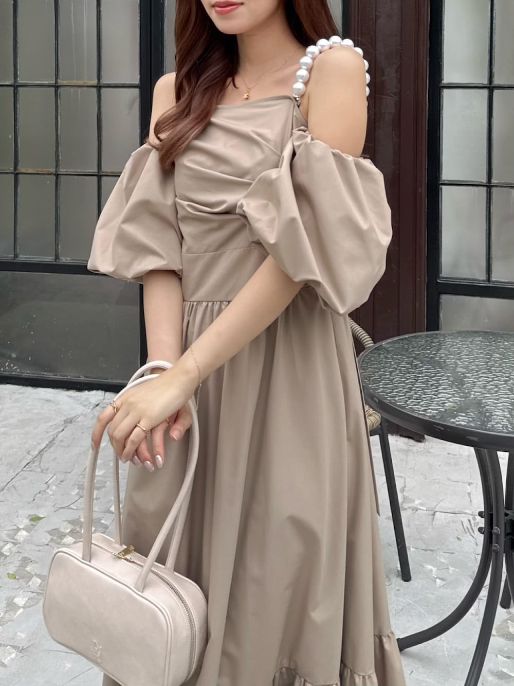 「ワンピ、ワンピース、ワンピーススタイル、ワンピースコーデ、ベージュ、ベージュコーデ」｜「dazzlinの【吉田朱里】パール2wayボリュームワンピース（ワンピース、ベージュ系）」を使った、mikiさん（レディース・153cm）の夏コーディネートの3枚目の写真