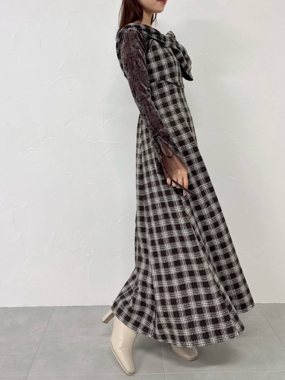 ブラウン系のワンピース、ブラウン系のTシャツ/カットソー、ホワイト系のブーツを着用したレディースの秋コーディネートの4枚目の写真