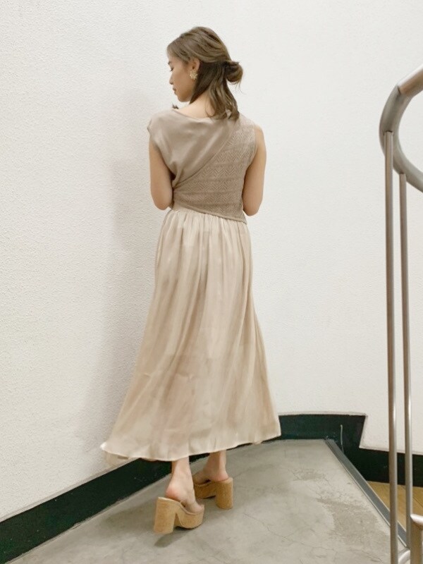 ベージュ系のスカート、その他のサンダル、ベージュ系のニット/セーターを着用したレディースの夏コーディネートの4枚目の写真