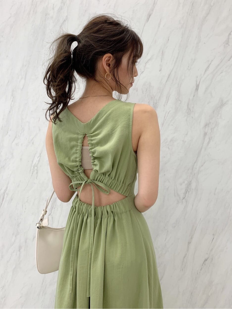 グリーン系のワンピース、その他のサンダルを着用したレディースの春コーディネートの5枚目の写真