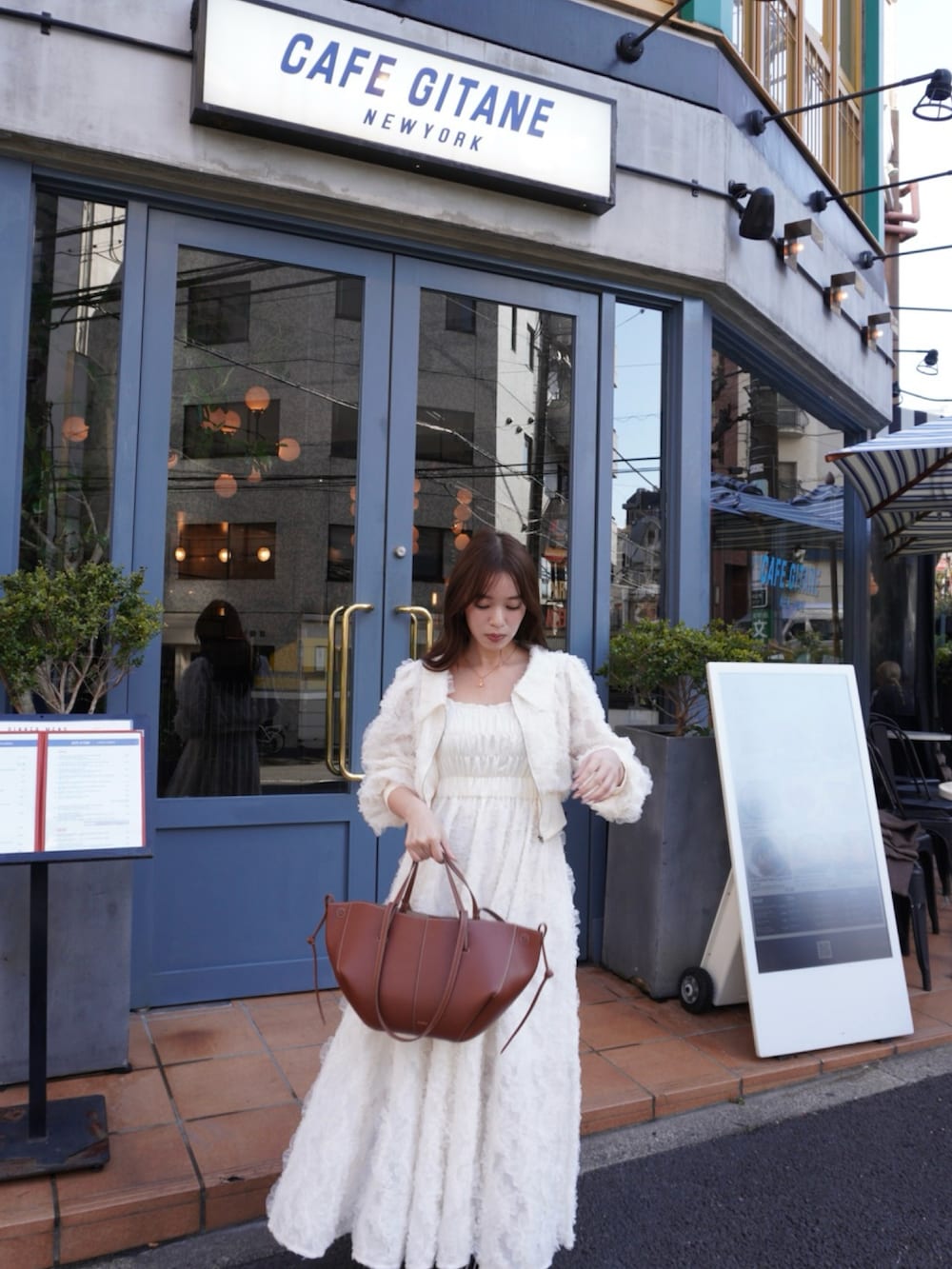 「カフェ、カフェコーデ、カフェスタイル、ホワイトコーデ、ホワイトコーディネート、ワントーンコーデ、ワントーンコーディネート、ワントーンコーデ 白」｜「dazzlinのエアリーレースシャーリングワンピース（ワンピース、ホワイト系）」を使った、mikiさん（レディース・153cm）の冬コーディネートの2枚目の写真