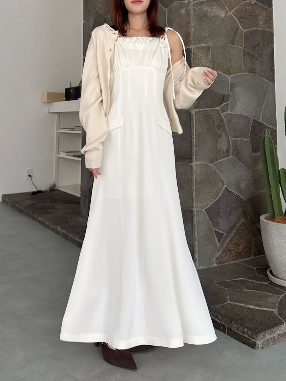 ホワイト系のワンピース、ホワイト系のカーディガン/ボレロを着用したレディースの夏コーディネートの4枚目の写真