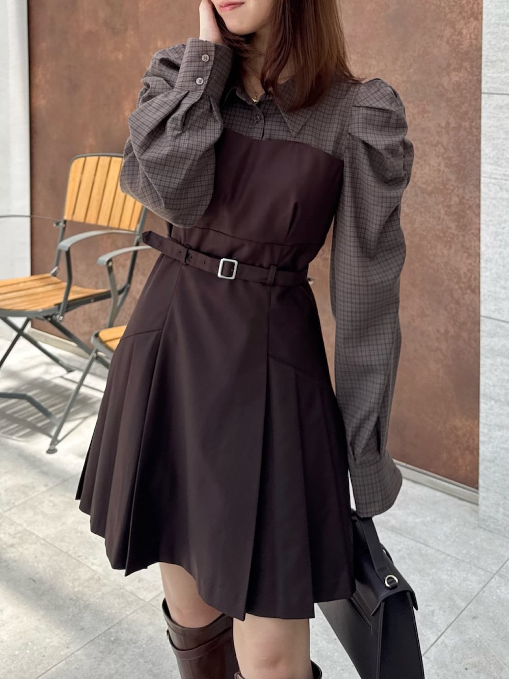 「dazzlinの長袖レイヤードシャツミニワンピース（ワンピース、ブラウン系）」を使った、mikiさん（レディース・153cm）の夏コーディネートの8枚目の写真