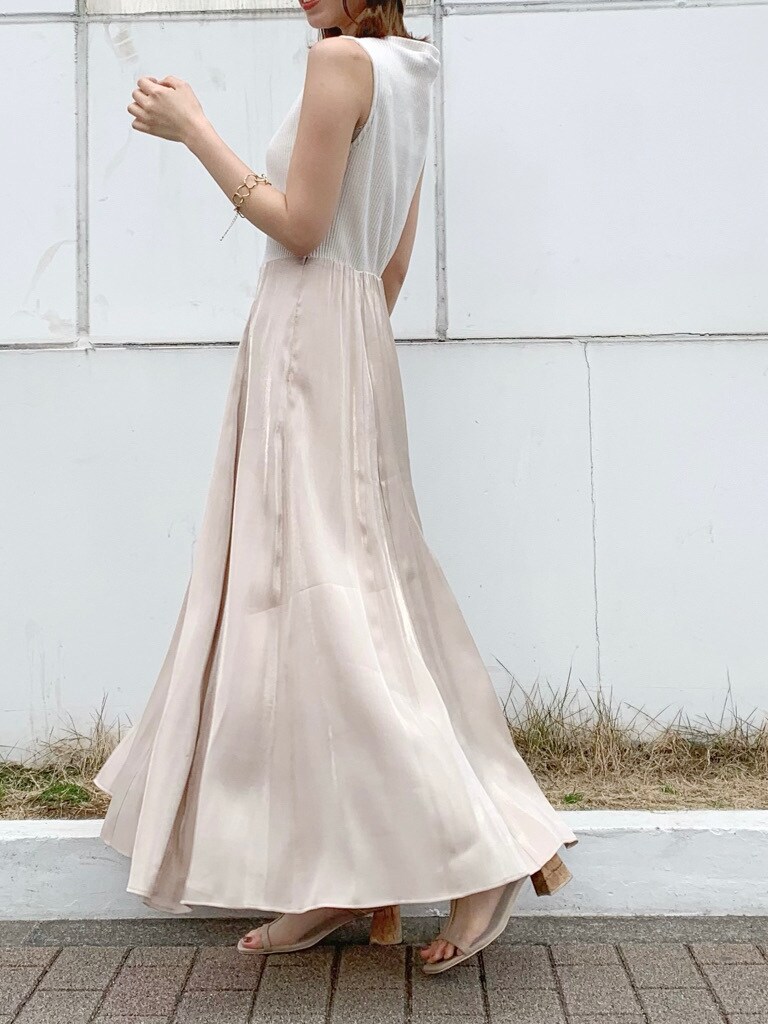 「dazzlinのトウィンクルグロスフレアワンピース（ワンピース、ベージュ系）」を使った、mikiさん（レディース・153cm）の春コーディネートの2枚目の写真