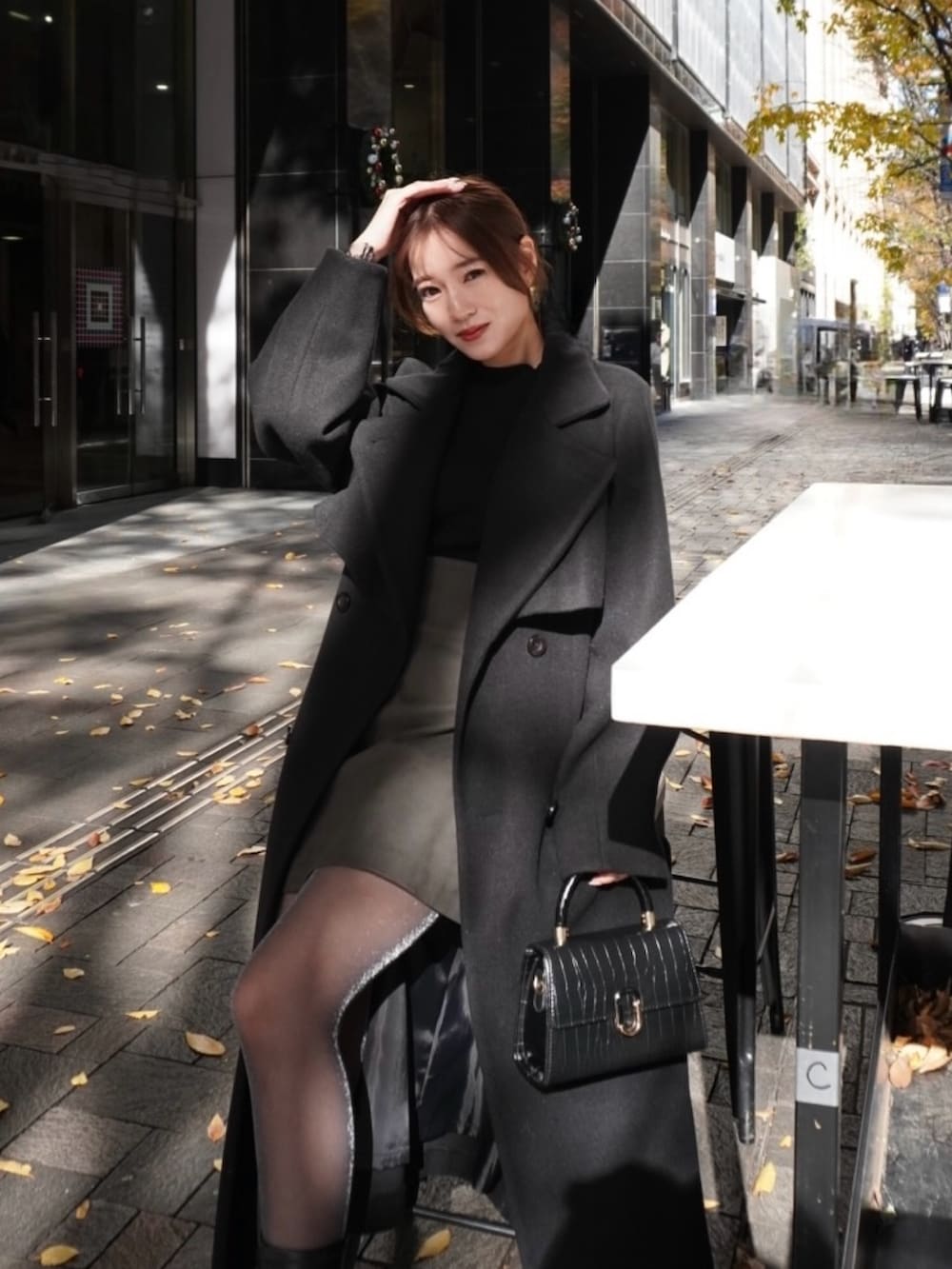 「ブラックコーデ、ブラック、ロングコート、ワントーンコーデ、モノトーンコーデ、クリスマスに着たい服、オフィスコーデ、オフィススタイル、韓国ファッション、女子会、モノトーン」｜「dazzlinの2WAYカラーレディコート【スタンドカラー可】（その他アウター、ブラック系）」を使った、mikiさん（レディース・153cm）の冬コーディネートの10枚目の写真