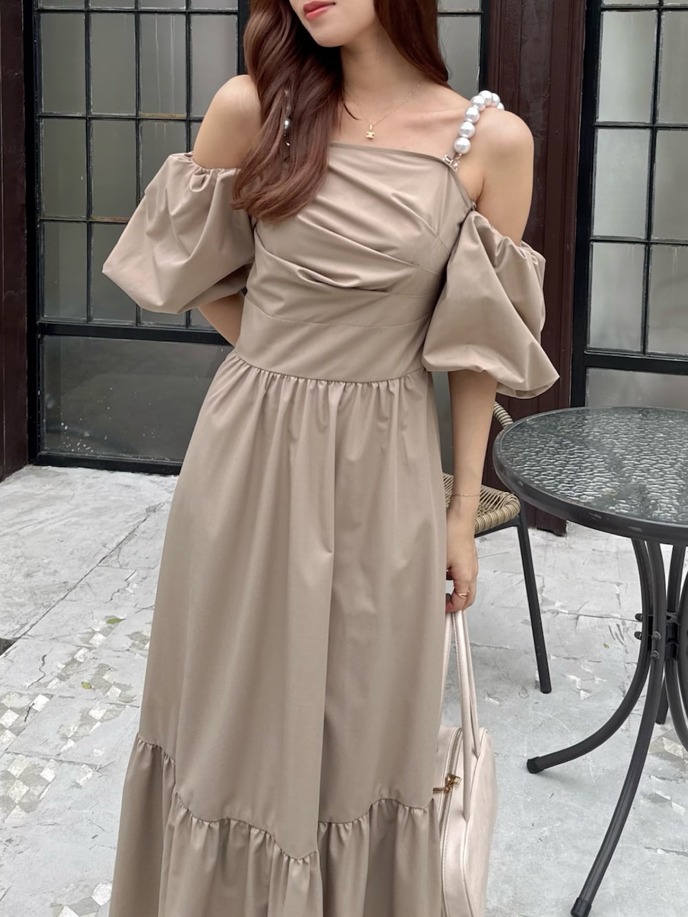 「ワンピ、ワンピース、ワンピーススタイル、ワンピースコーデ、ベージュ、ベージュコーデ」｜「dazzlinの【吉田朱里】パール2wayボリュームワンピース（ワンピース、ベージュ系）」を使った、mikiさん（レディース・153cm）の夏コーディネートの2枚目の写真