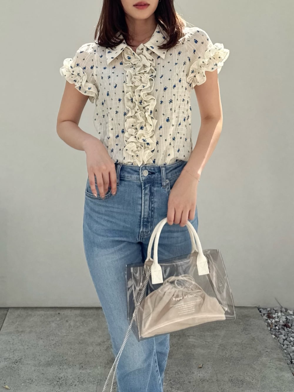 「デニム、デニムコーデ、ブラウス、ブラウス×デニム、ブラウスコーデ、花柄」｜「dazzlinの【吉田朱里】メイクアップフレアデニムパンツ（デニムパンツ、ブルー系）」を使った、mikiさん（レディース・153cm）の夏コーディネートの5枚目の写真