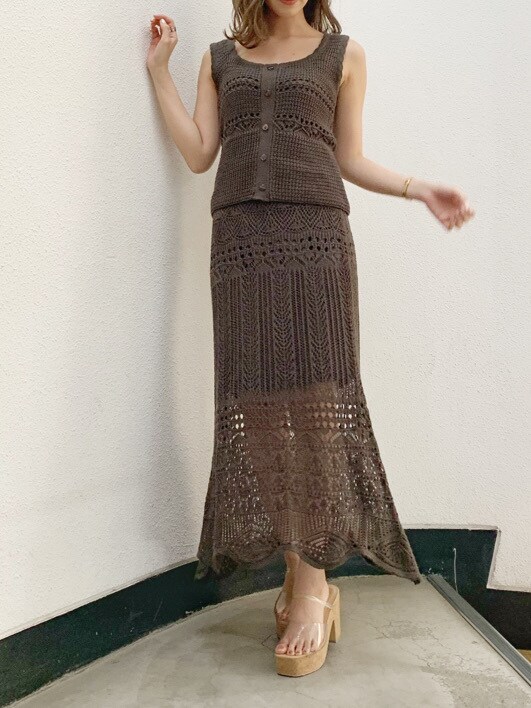 ブラウン系のスカート、その他のサンダル、ブラウン系のニット/セーターを着用したレディースの春コーディネートの3枚目の写真