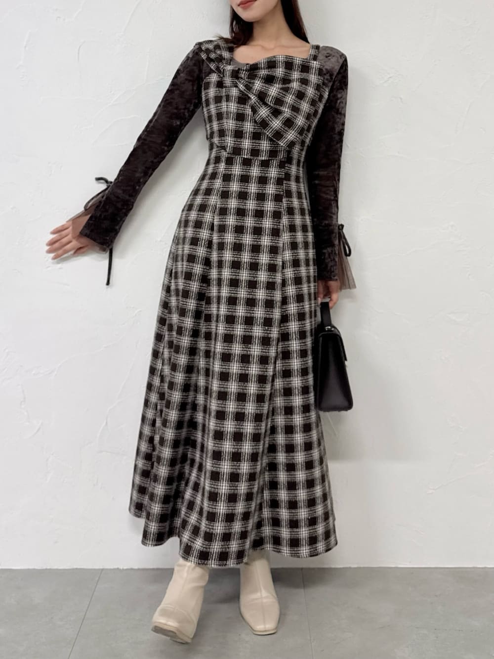 ブラウン系のワンピース、ブラウン系のTシャツ/カットソー、ホワイト系のブーツを着用したレディースの秋コーディネートの6枚目の写真